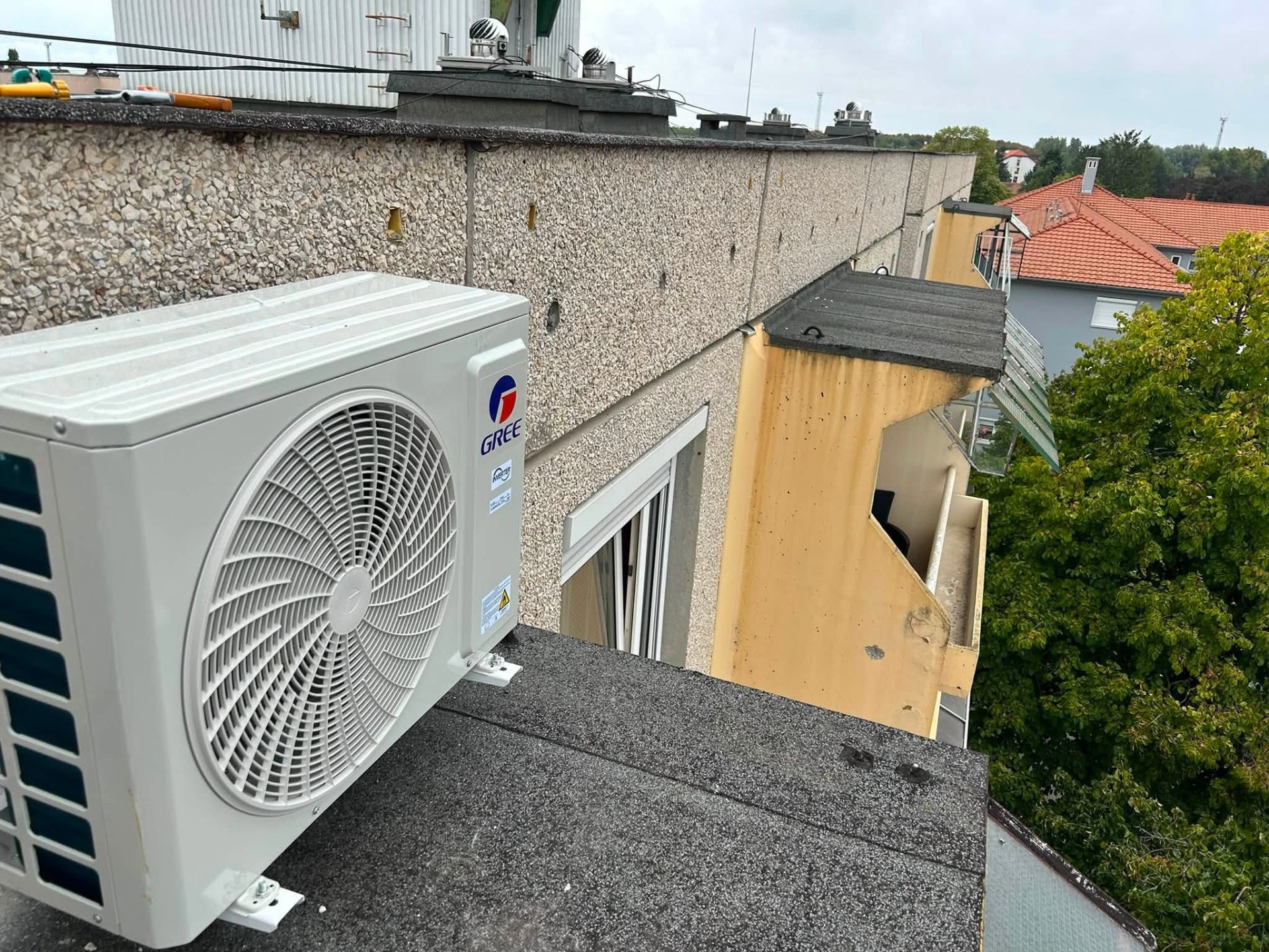 Gree kültéri egység lapos tetőre szerelve