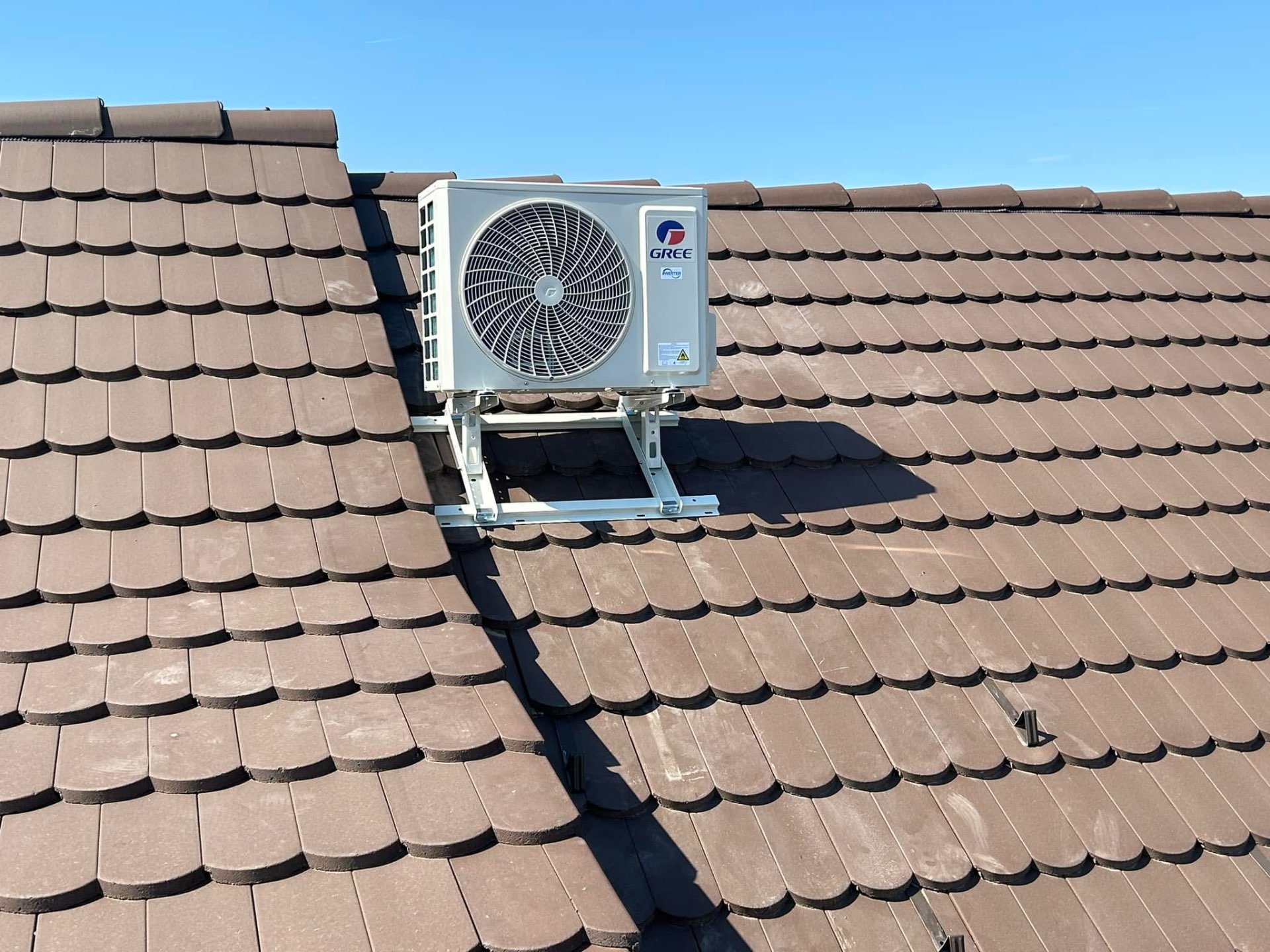 Gree Inverter kültéri egység cseréptetőre szerelve