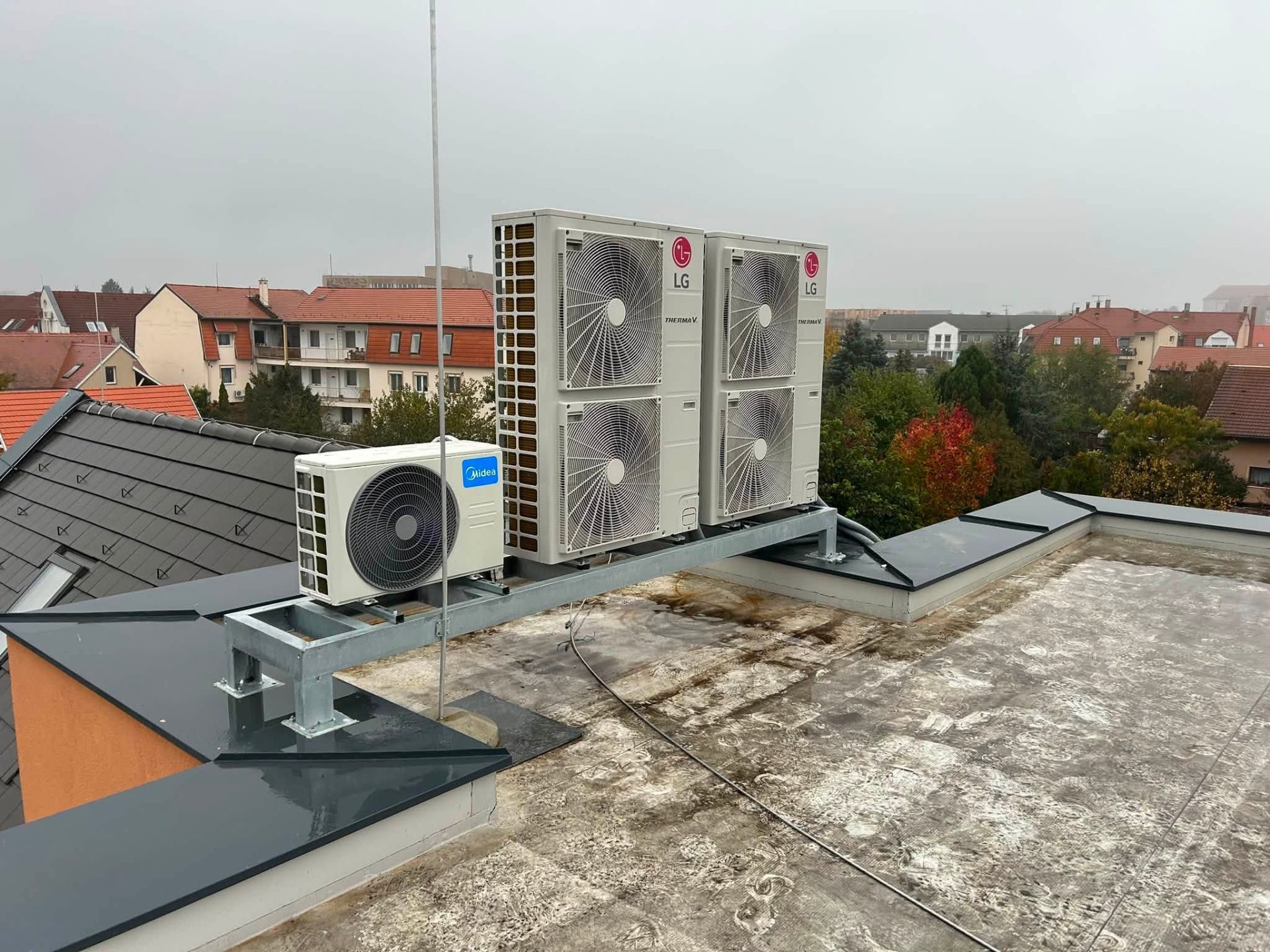 LG Therma V hőszivattyú és Midea kültéri egység lapos tetőn