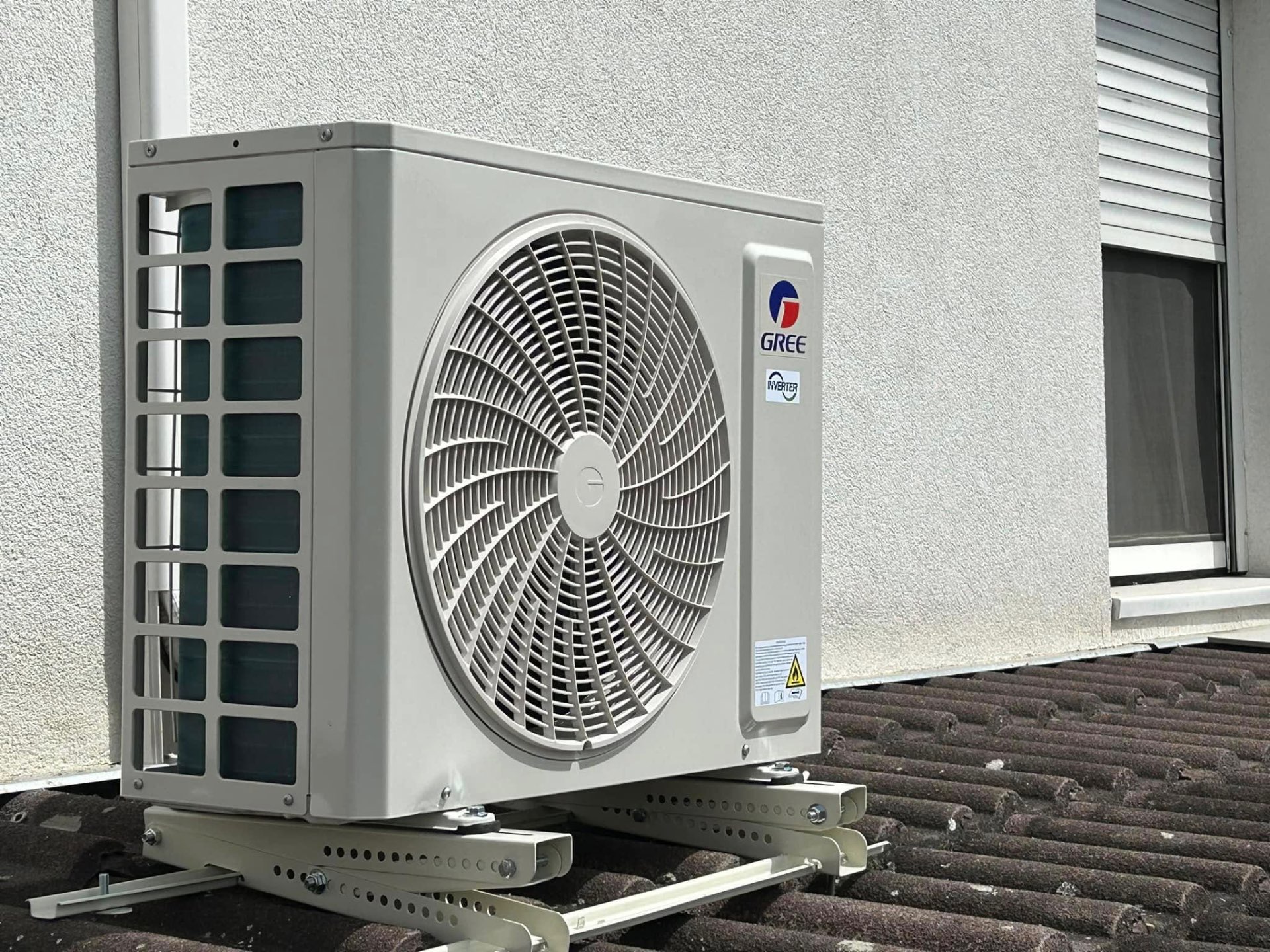 Gree Inverter kültéri klíma egység családi ház oldalán
